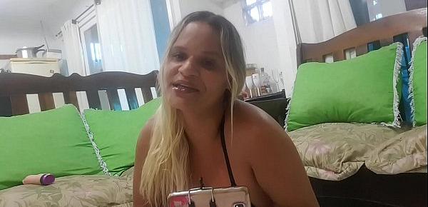  Esta camgirl achou meu watsap na net e esta oferecendo sua buceta e seu cuzinho para mim !!! Sera que eu devo comer 